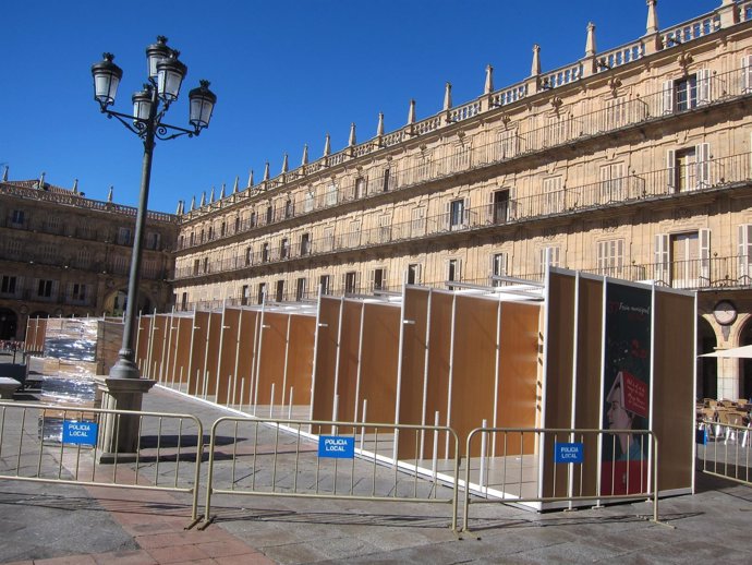 Preparación de las casetas de la Feria del Libro de Salamanca