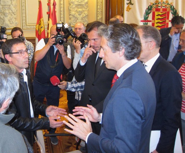  Íñigo De La Serna Dialoga Con El Presidente De La Asociación De Pilarica