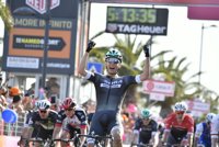 Pöstlberger sorprende a los sprinters y es el primer 'maglia rosa' del centenario