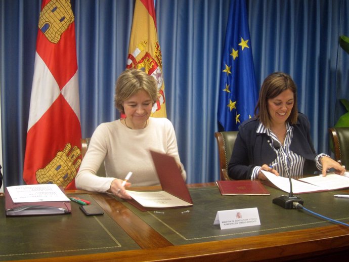 Isabel García Tejerina y Milagros Marcos, en la firma del convenio              