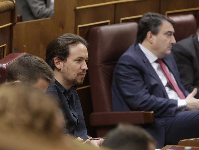 Pablo Iglesias, y al fondo Aitor Esteban