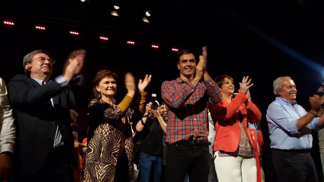 Sánchez antes de intervenir ante el auditorio del Teatro Cervantes en Almería