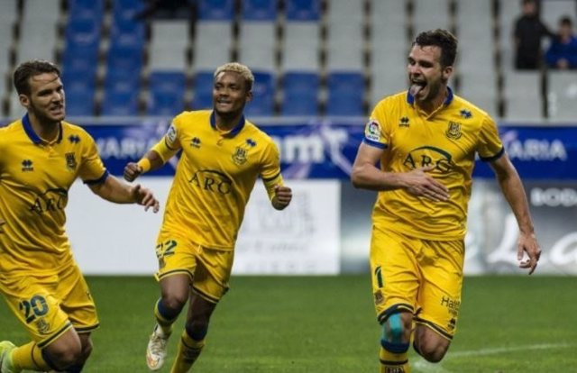 El Alcorcón celebra la victoria en el Carlos Tartiere