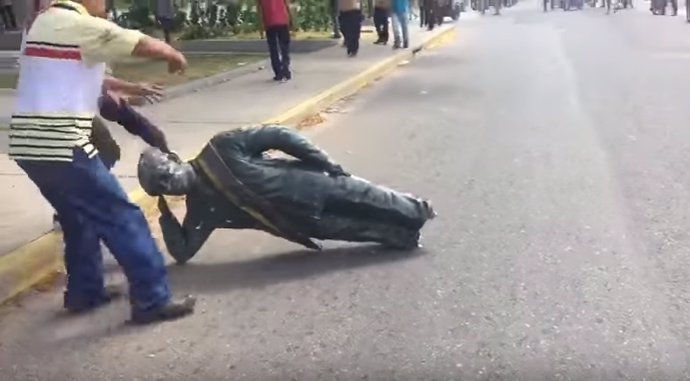 Derriban en Zulia una estatua de Hugo Chávez