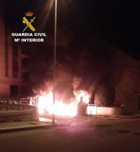 La Guardia Civil detiene a un joven e investiga a un menor por quemar contenedores en Baiona