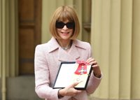 Anna Wintour recibe una condecoración por parte de la Reina Isabel con un impresionante look de Chanel