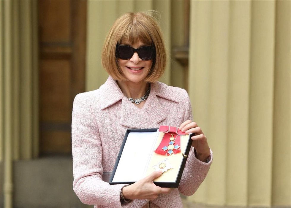 Anna Wintour recibe una condecoración por parte de la Reina Isabel 