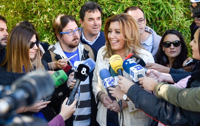 Susana Díaz atiende a los medios en Barcelona
