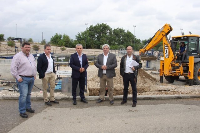 El diputado provincial Bartolomé Cruz visita una EDAR de Mengíbar (Jaén)