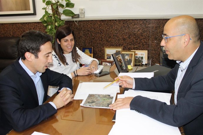 El diputado de Fomento, con el alcalde y la concejala de Huércal-Overa.