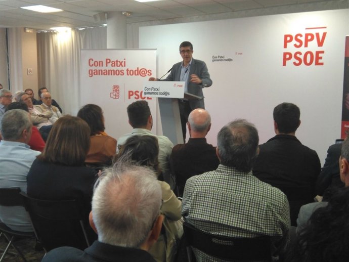 L'aspirant en una trobada amb militants