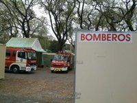 Afectado por humo tras intervenir ante el incendio de una caravana en el aparcamiento de la Feria de Sevilla