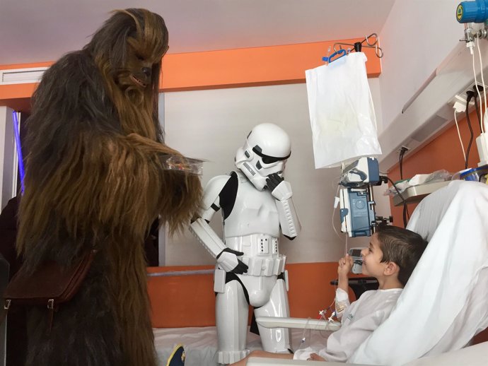 Star Wars visita pediatría del hospital Son Espases