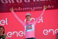 Greipel se lleva la segunda etapa y el liderato del Giro con un final al sprint