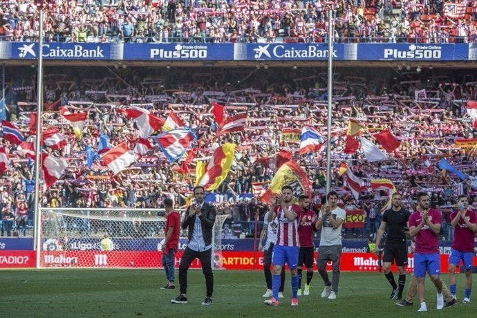 La afición del Atlético de Madrid arropa a su equipo antes de la Champions