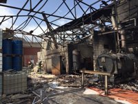 Los bomberos dan por extinguido el incendio de Arganda pero continúan trabajando para enfriar y evitar desprendimientos