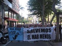 Varios miles de personas se manifiestan 'Por un Mar Menor vivo' en Murcia
