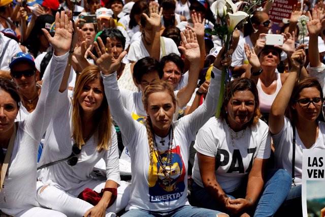 Lilian Tintori (C), wife of jailed Venezuelan opposition leader Leopoldo Lopez, 