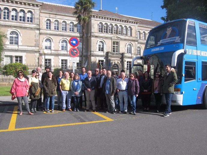 El Tramabús de Podemos frente a la sede de la Xunta