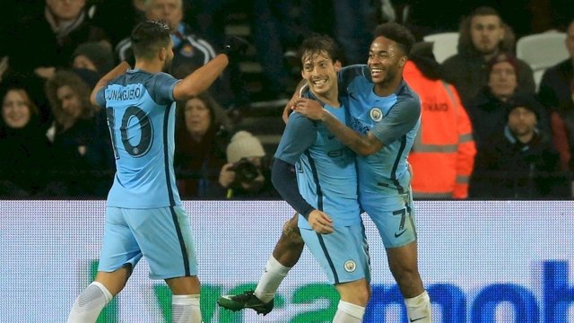 David Silva celebra su gol con Agüero y Sterling