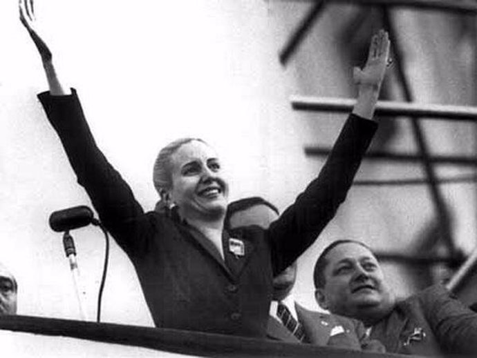 Eva Perón saludando al pueblo