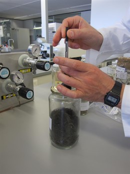 Análisis de restos en el laboratorio de la Policía Científica de Mossos