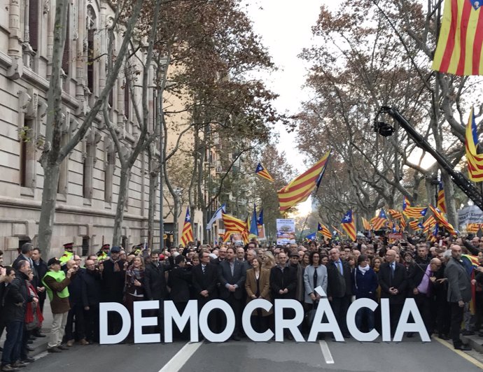 Carme Forcadell llega al TSJC arropada por cargos electos