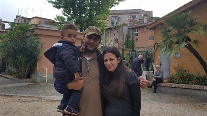 Familia de refugiados acogida por el Papa