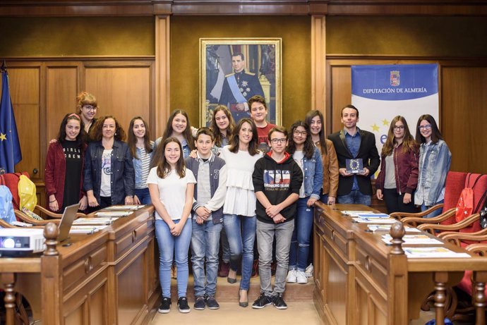 Los alumnos del IES Alto Almanzora en el Salón de Plenos del Palacio Provincial.