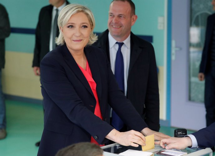 Marine Li Pen vota en Touquet