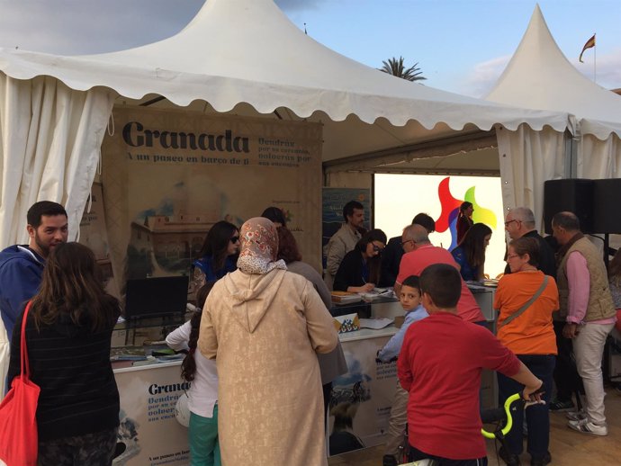 Visitantes a la feria de turismo de Granada en Melilla