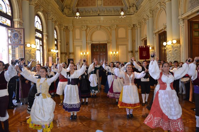 Valladolid. El salón de plenos del Ayuntamiento acoge una actuación de jotas