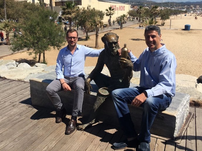 Javier Maroto i Xavier García Albiol (PP) amb l'estàtua d'Anís del Mico
