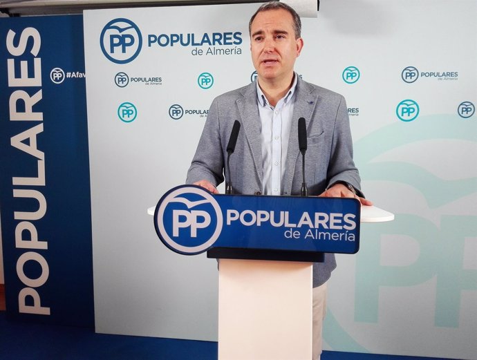 El diputado del PP-A Amós García en rueda de prensa en Almería