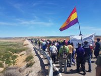 Unas 500 personas marchan a pie a Villar de Cañas en contra de la instalación del ATC