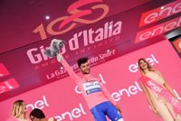El colombiano Fernando Gaviria logra su primera gran etapa al sprint y se viste de rosa