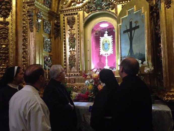 Los responsables del templo tras el descubrimiento