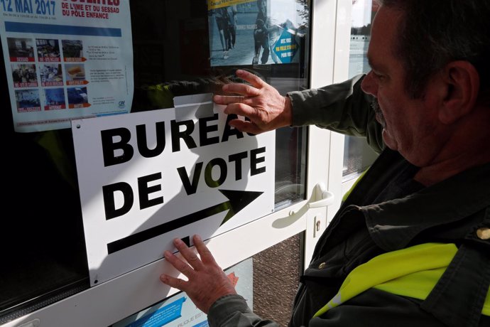 Cartel de oficina de voto en Francia