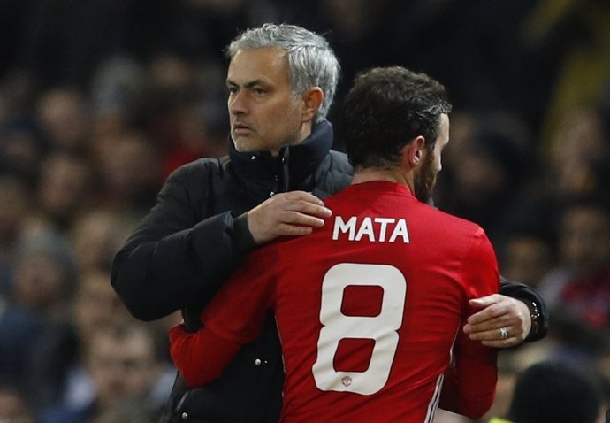 Juan Mata se abraza a José Mourinho