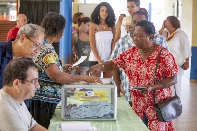 Una dona vota en el marc de les eleccions presidencials franceses a Guaiana