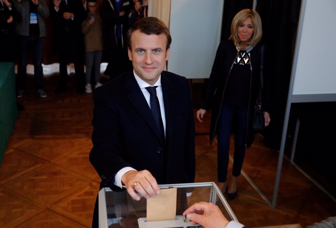 Macron vota en la seunda vuelta de las elecciones francesas
