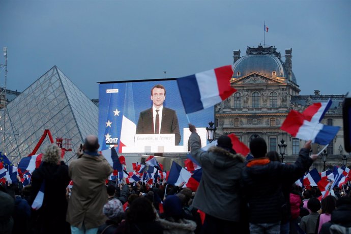 Macron se dirige a sus seguidores en la explanada del Louvre, en París