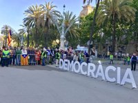 Miles de personas arropan a Carme Forcadell ante el TSJC