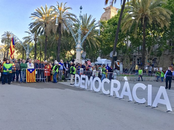 Desenes de persones esperen Carme Forcadell davant el TSJC