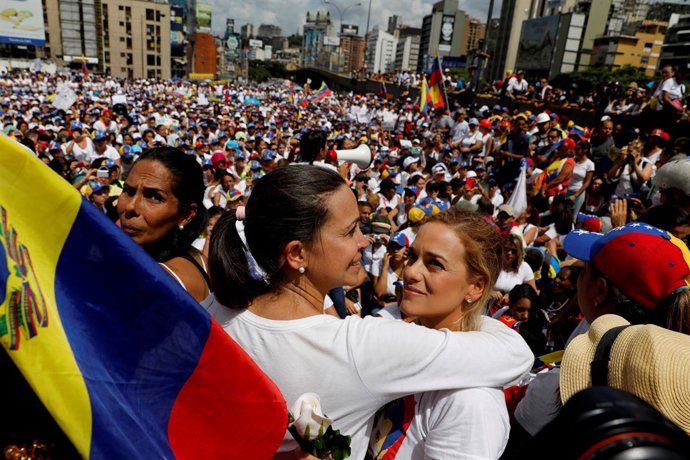 Lilian Tintori y Maria Corina Machado en la Marcha de las Mujeres