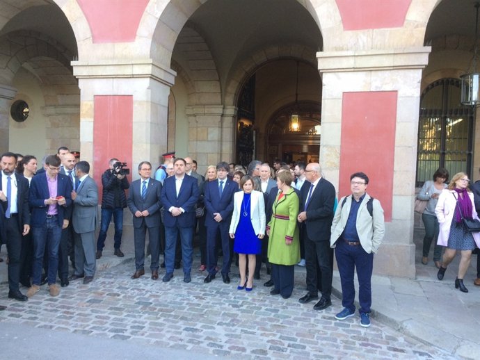C.Puigdemont, O.Junqueras, A.Mas i diputats acompanyen C.Forcadell i A.Simó