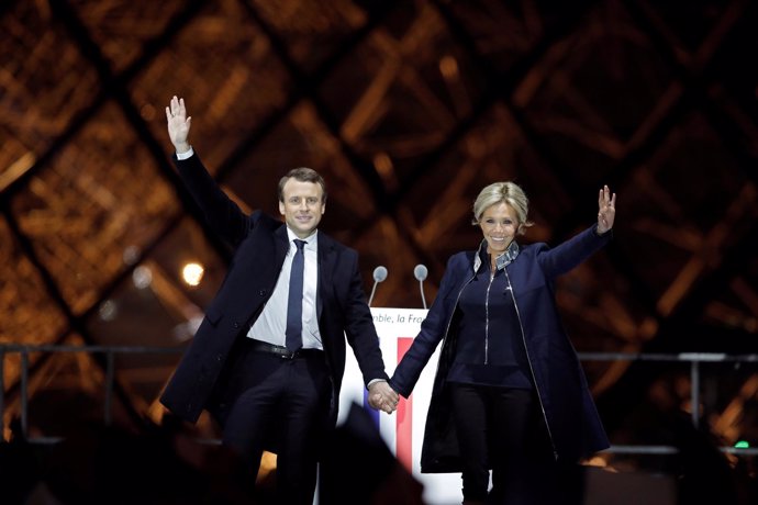 Macron y su mujer tras su discurso en la explanada del Louvre