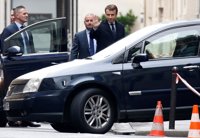 Macron asiste a su primer acto oficial como presidente electo de Francia