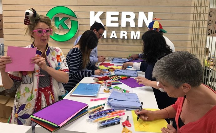 Kern Pharma pinta "Pijamas de la Ilusión" para los niños del Hospital Materno-In