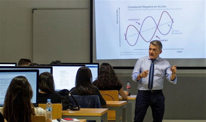 Unicaja ofrece formació financiera para invertir en bolsa a universitarios